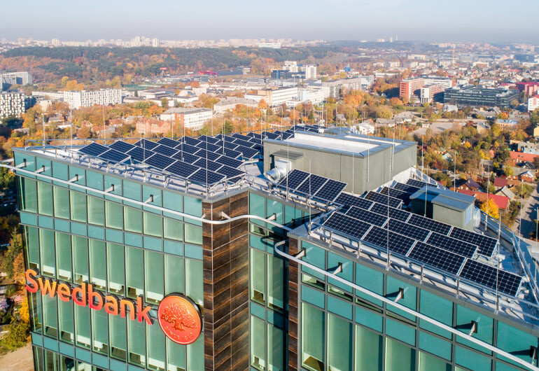 Solet Technics asensi aurinkovoimalan swedbank-rakennuksen katolle