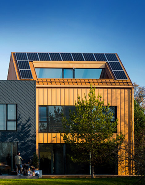 Solet techincs aurinkopaneelit asennettuina katolle