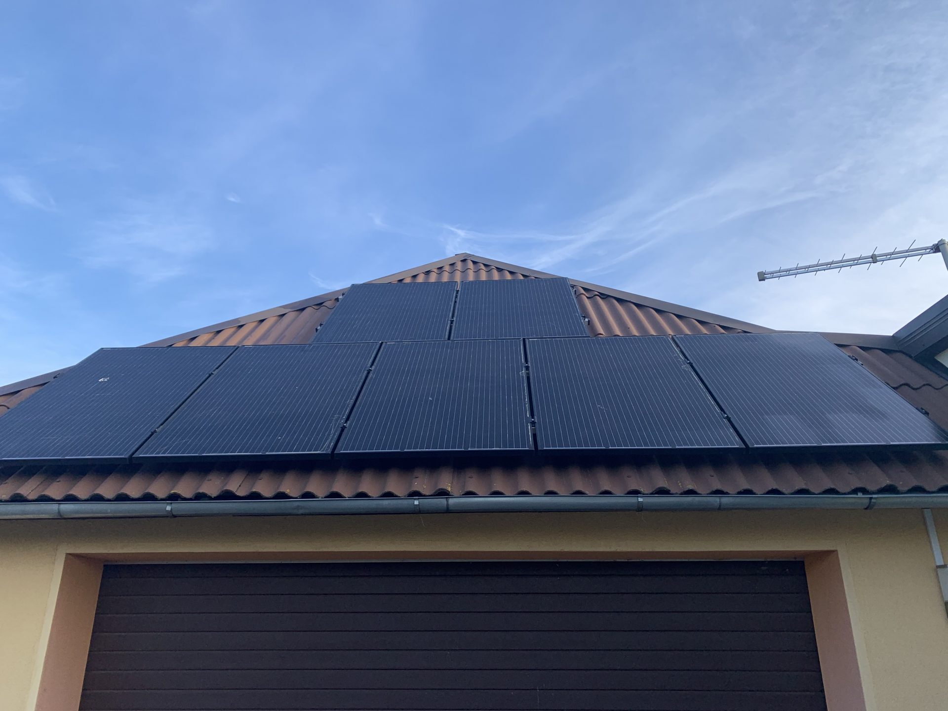 saulės baterijos ant gyvenamojo namo stogo