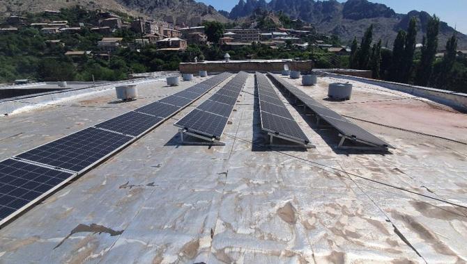 aurinkopaneelit asennettuna Armenialaisen koulun katolle