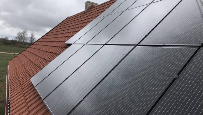 Solet Photovoltaics -aurinkopaneelit tiilikatolla