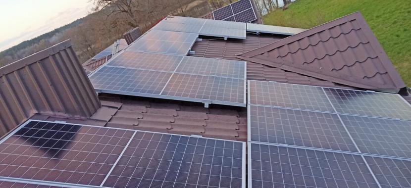 Saulės baterijos ant gyvenamojo namo stogo monokristaliniai fotovoltiniai moduliai
