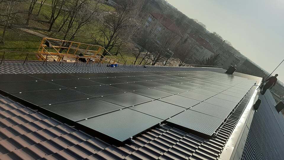 saules baterijos ant mokyklos stogo juoda spalva