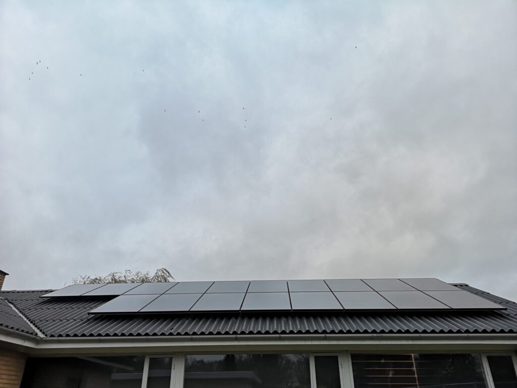 Hybridi-aurinkovoimala katolla