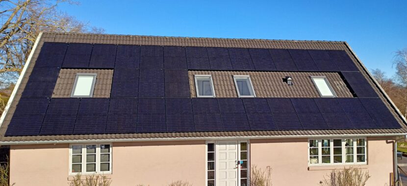 Solet koko mustat aurinkopaneelit katolla