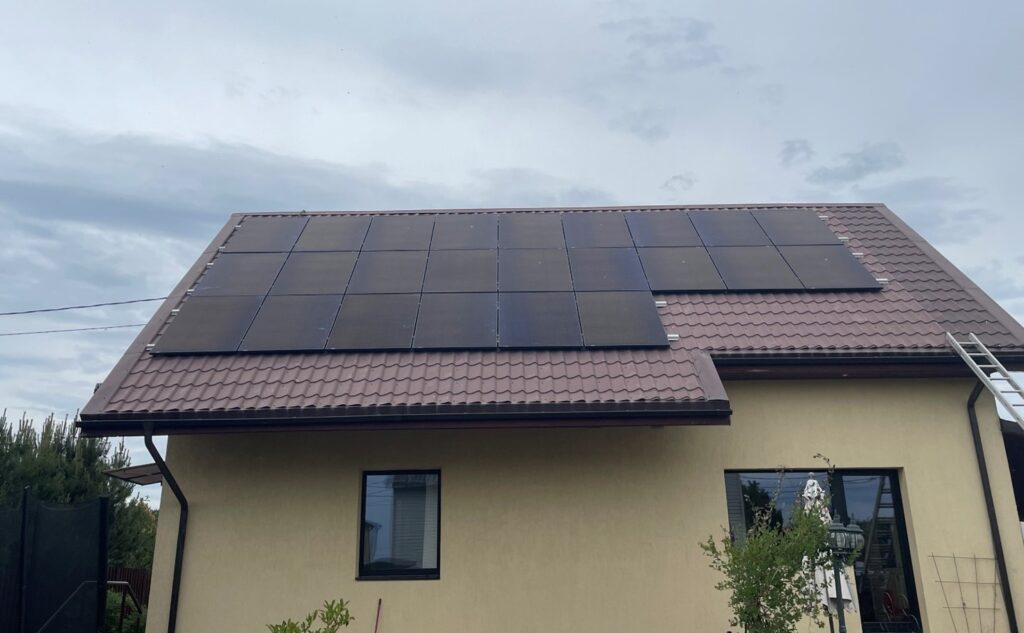 Peltikatolle asennettu aurinkovoimala – 10 kW